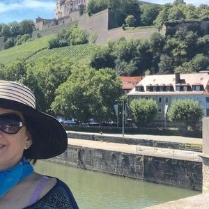 Meet your Posher, Julia